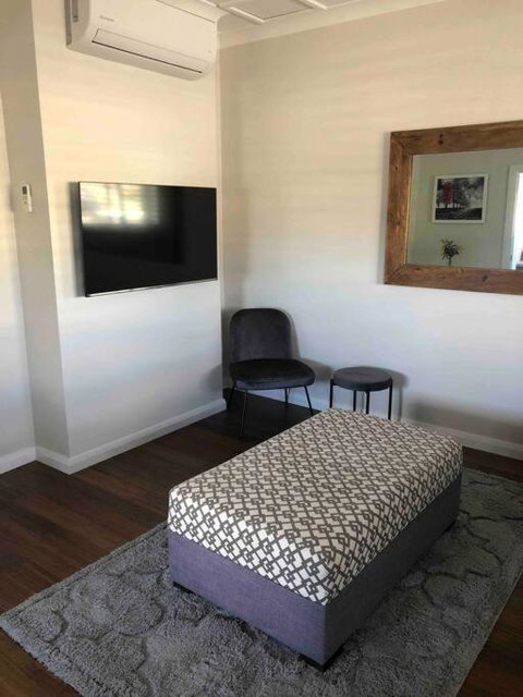 A Prince On Clinton - Queensland Tourism 2