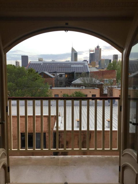 A Quiet King Room With Julia Balcony And Free Parking - Queensland Tourism 3