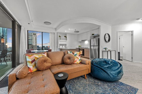 A Touch Of Class - 2Bed-2Bath-1Car-Balcony-Views - CBD - Queensland Tourism 2