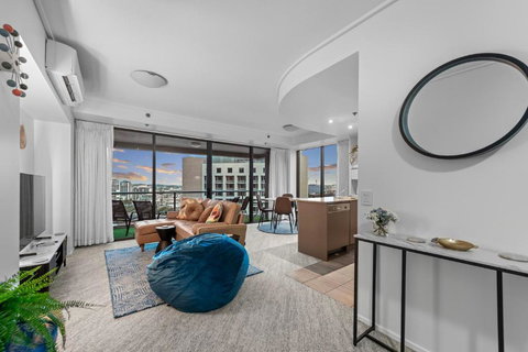 A Touch Of Class - 2Bed-2Bath-1Car-Balcony-Views - CBD - Queensland Tourism 0