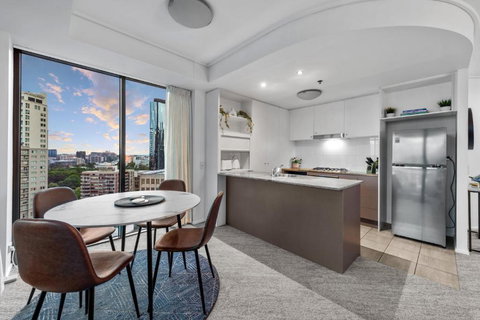 A Touch Of Class - 2Bed-2Bath-1Car-Balcony-Views - CBD - Queensland Tourism 3