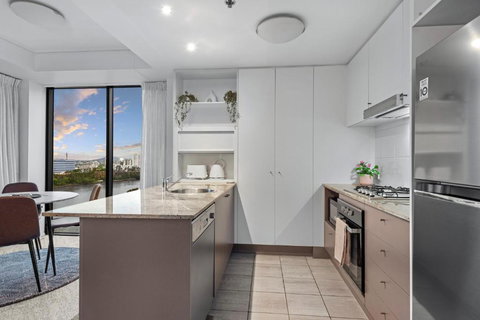 A Touch Of Class - 2Bed-2Bath-1Car-Balcony-Views - CBD - Queensland Tourism 4