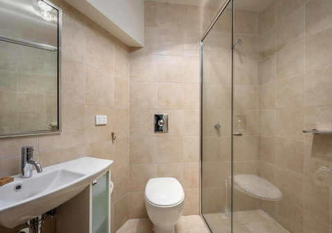 Absinthe - Queensland Tourism 3