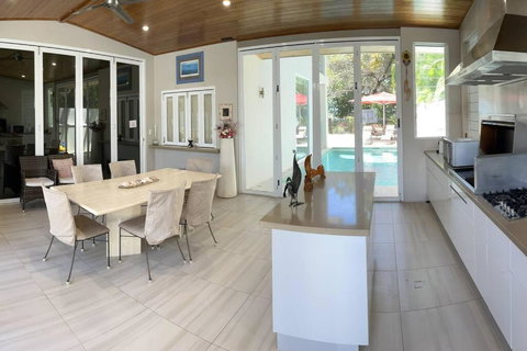 Absolute Beachfront 2 Bedroom Luxury Holiday Apartment - Queensland Tourism 2