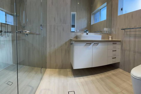 Absolute Beachfront 2 Bedroom Luxury Holiday Apartment - Queensland Tourism 4