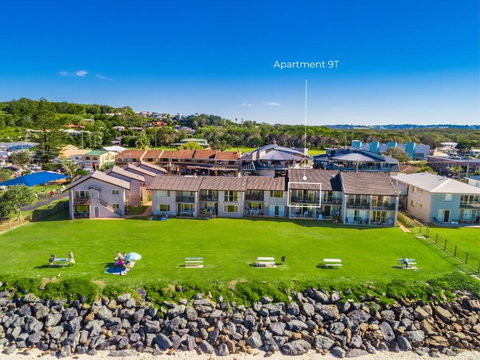 Absolute Beachfront Apartment 9T - Queensland Tourism 3