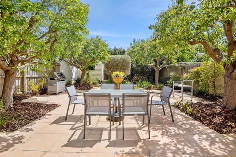 Absolute Beachfront Retreat On The Esplanade - Queensland Tourism 4