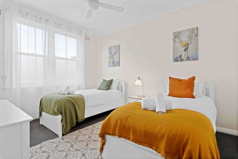 Absolute Foreshore Lakeside Cottage - Queensland Tourism 3