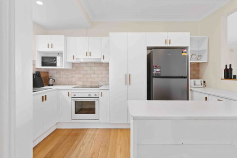 Absolute Foreshore Lakeside Cottage - Queensland Tourism 4