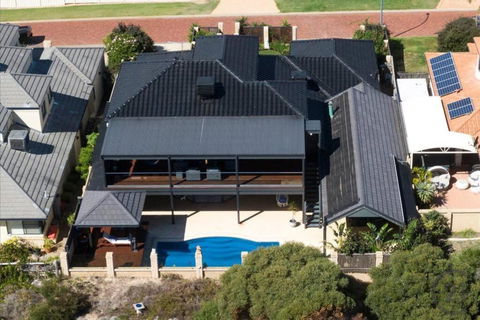 Absolute Oceanfront Retreat - QLD Tourism 2