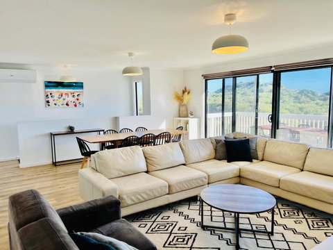 ACACIA - 6 Joy Tce Pets Welcome Outside - Queensland Tourism 2