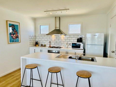 ACACIA - 6 Joy Tce Pets Welcome Outside - Queensland Tourism 4