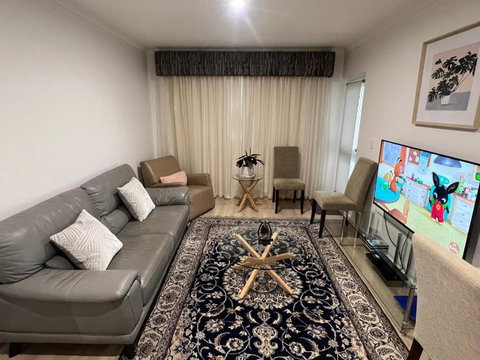 ADELAIDE CBD APARTMENT - 3BR, 2BATH & CARPARK - Queensland Tourism 1