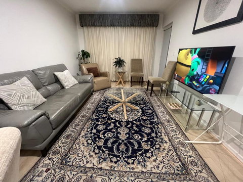 ADELAIDE CBD APARTMENT - 3BR, 2BATH & CARPARK - Queensland Tourism 0