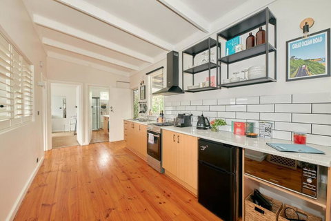 Adorable Beach Shack In The Heart Of Aireys Inlet - Queensland Tourism 1