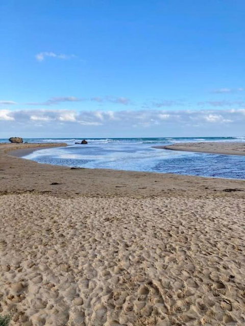 Adorable Beach Shack In The Heart Of Aireys Inlet - Queensland Tourism 3