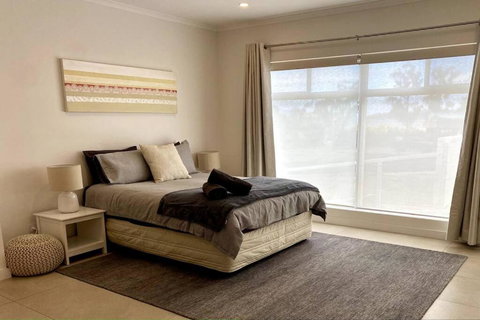 Adorable Studio Next To Cafe, Walk To Beach! - Queensland Tourism 1