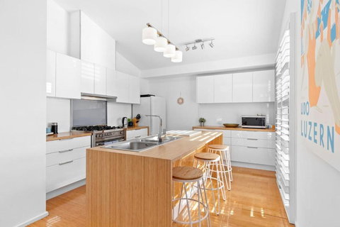 Adrift At Ocean Grove - Queensland Tourism 3