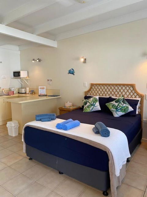 AFFORDABLE ISLAND ESCAPE! Queen Studio, Nelly Bay - Queensland Tourism 1