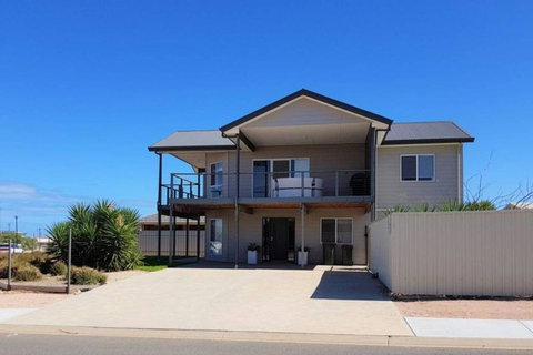 Agape Holiday Home With Pool Table ,NBN Internet - Queensland Tourism 0