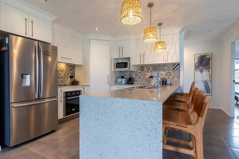 Agnes Retreat - 4 BR - 2 Min Walk To Beach - Queensland Tourism 2