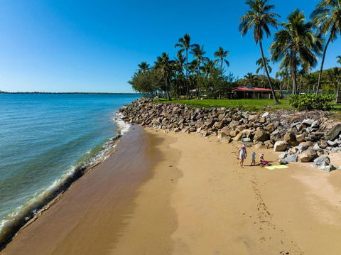 ABSOLUTE BEACH FRONT MACKAY - Blue Pacific - Queensland Tourism 3