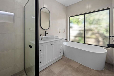 A Holiday Home For All Seasons - Modern, Peaceful, Family Friendly - Queensland Tourism 1