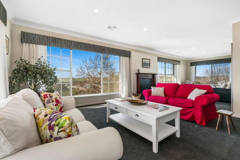 A House With A View, Molong. NSW - Queensland Tourism 3