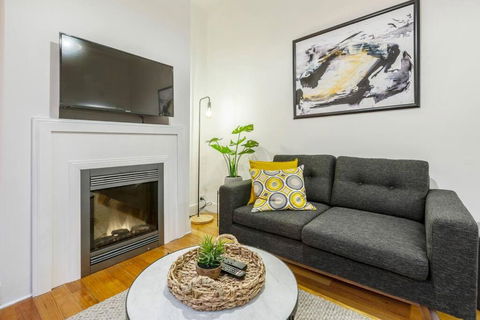 A Carlton Classic - Quaint Inner-City Getaway - QLD Tourism 3