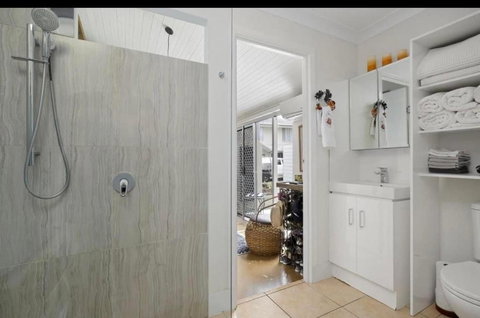 Affordable Luxury Room - Queensland Tourism 3