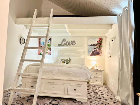 Affordable Luxury Room - Queensland Tourism 1