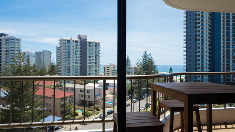 Alexander Holiday Apartments - Queensland Tourism 4