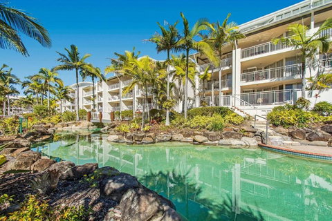 Alexandra Beach Resort Couples Escape - CoastHM - Queensland Tourism 0