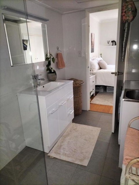 All The Comforts By The Lake - Queensland Tourism 3