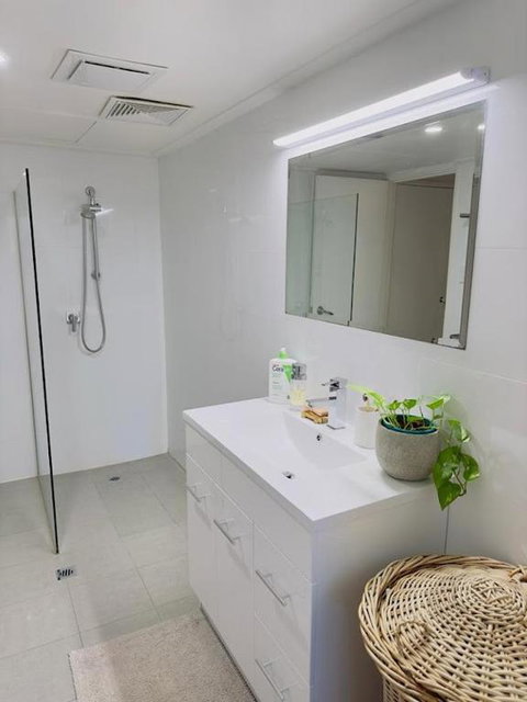 All The Comforts By The Lake - Queensland Tourism 4