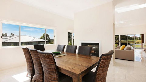 Amber Lakes - The Vintage - Queensland Tourism 2