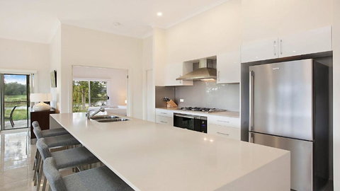 Amber Lakes - The Vintage - Queensland Tourism 4