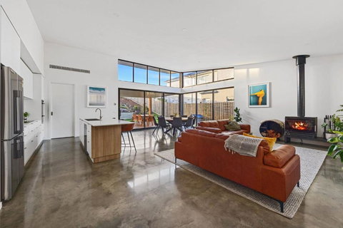 Amongst The Tea Trees - Queensland Tourism 0