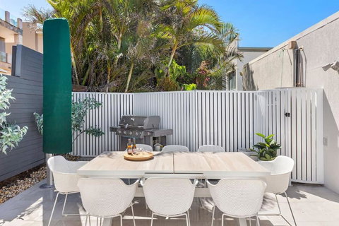 An Oasis By The Beach With Ocean Views Daybed BBQ - Queensland Tourism 4