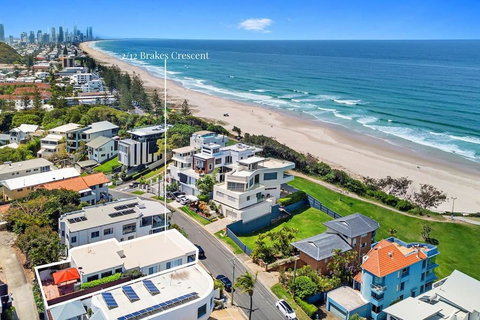 An Oasis By The Beach With Ocean Views Daybed BBQ - Queensland Tourism 1