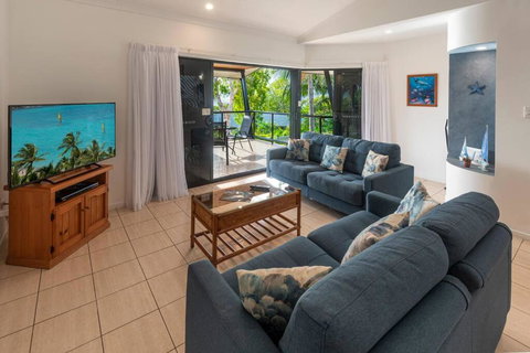 Anchorage 4 & Buggy Hamilton Island - Queensland Tourism 0