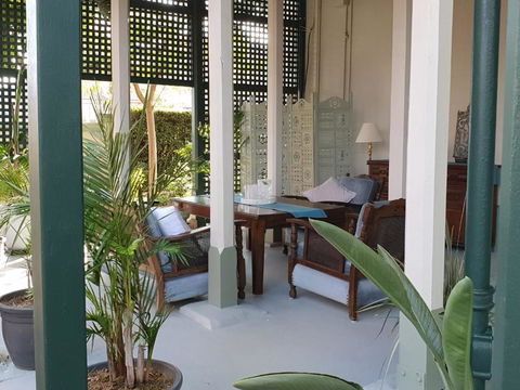Anglesey House Iconic Forbes CBD Heritage Home - Queensland Tourism 1