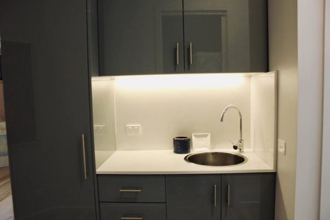 Architectural Crisp & Convenient Location - Queensland Tourism 3