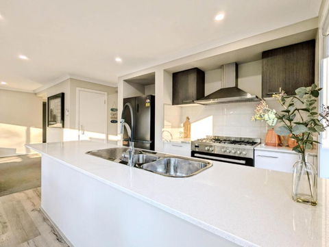 Arina On Lakes - QLD Tourism 4