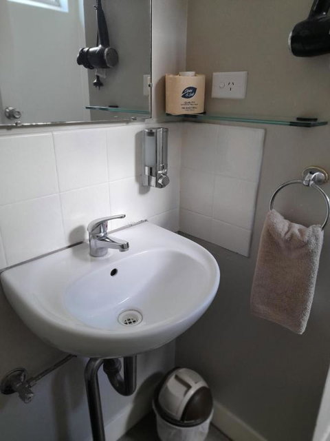 Aromet Motor Inn - Queensland Tourism 4