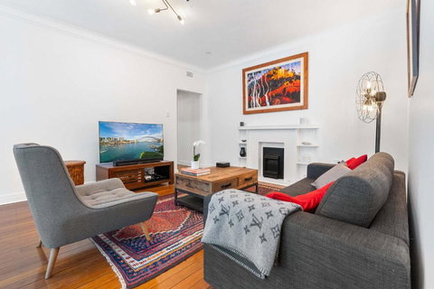 Art-Deco Gem In Midlothian Opposite Beach - Queensland Tourism 0