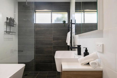 Artful Abode - Duntryleague, Vibrant Decor - Queensland Tourism 2