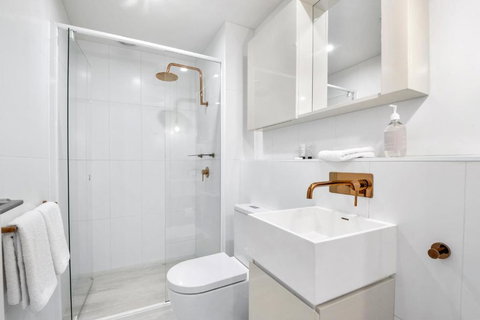 Artistic Urban Getaway Just Off Smith Street! - Queensland Tourism 4