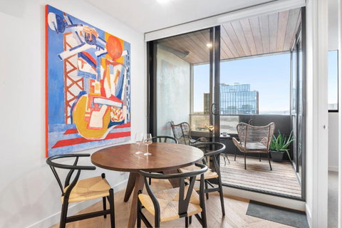 Artistic Urban Getaway Just Off Smith Street! - Queensland Tourism 1