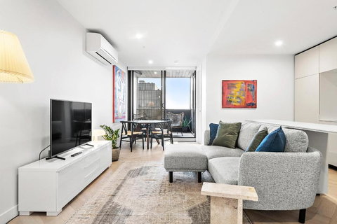 Artistic Urban Getaway Just Off Smith Street! - Queensland Tourism 0